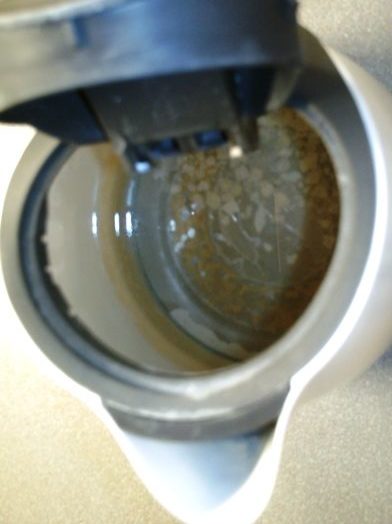 Foto eines verkalkten Wasserkochers mit braunen Kalkablagerungen