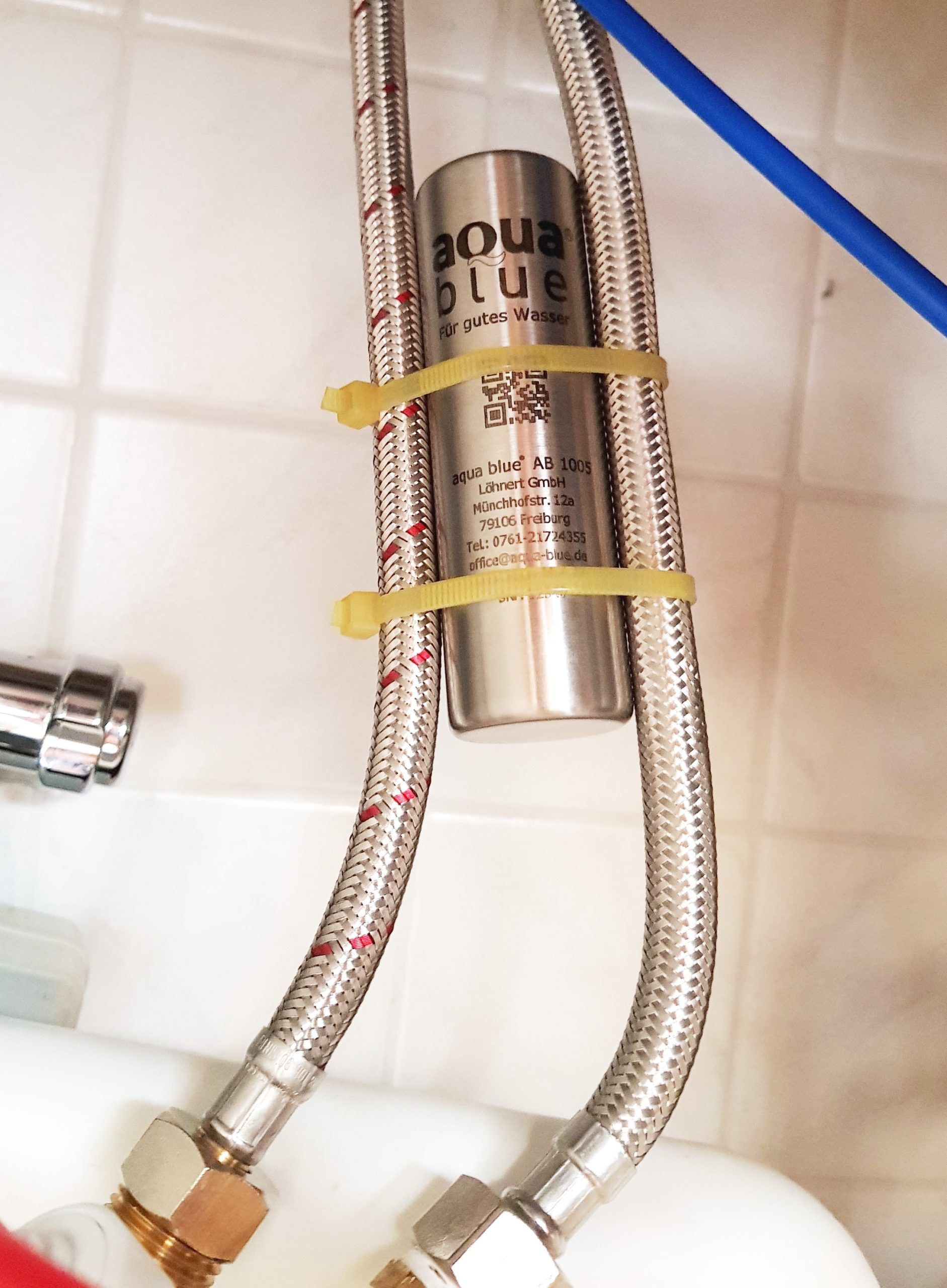 aqua blue AB 1005 unter einer Küchenspüle an den beiden Wasserzuleitungen mit Kabelbindern montiert