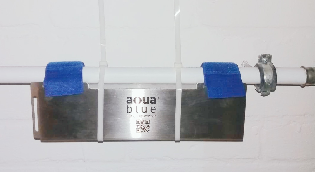 aqua blue AB 1025 an Kunststoffleitung mit Klebebändern und Kabelbindern befestigt