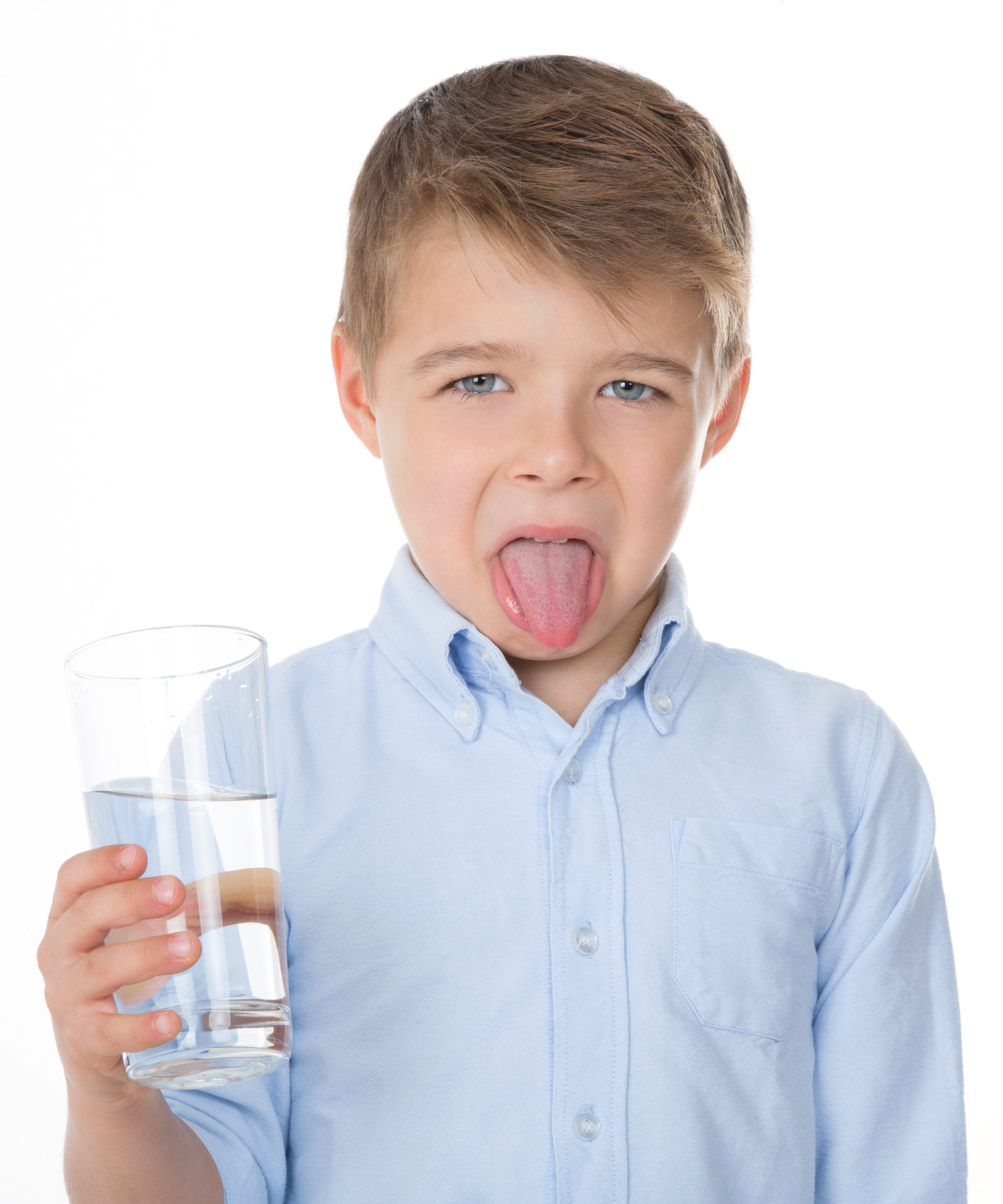 Foto Junge mit Wasserglas angeekelt