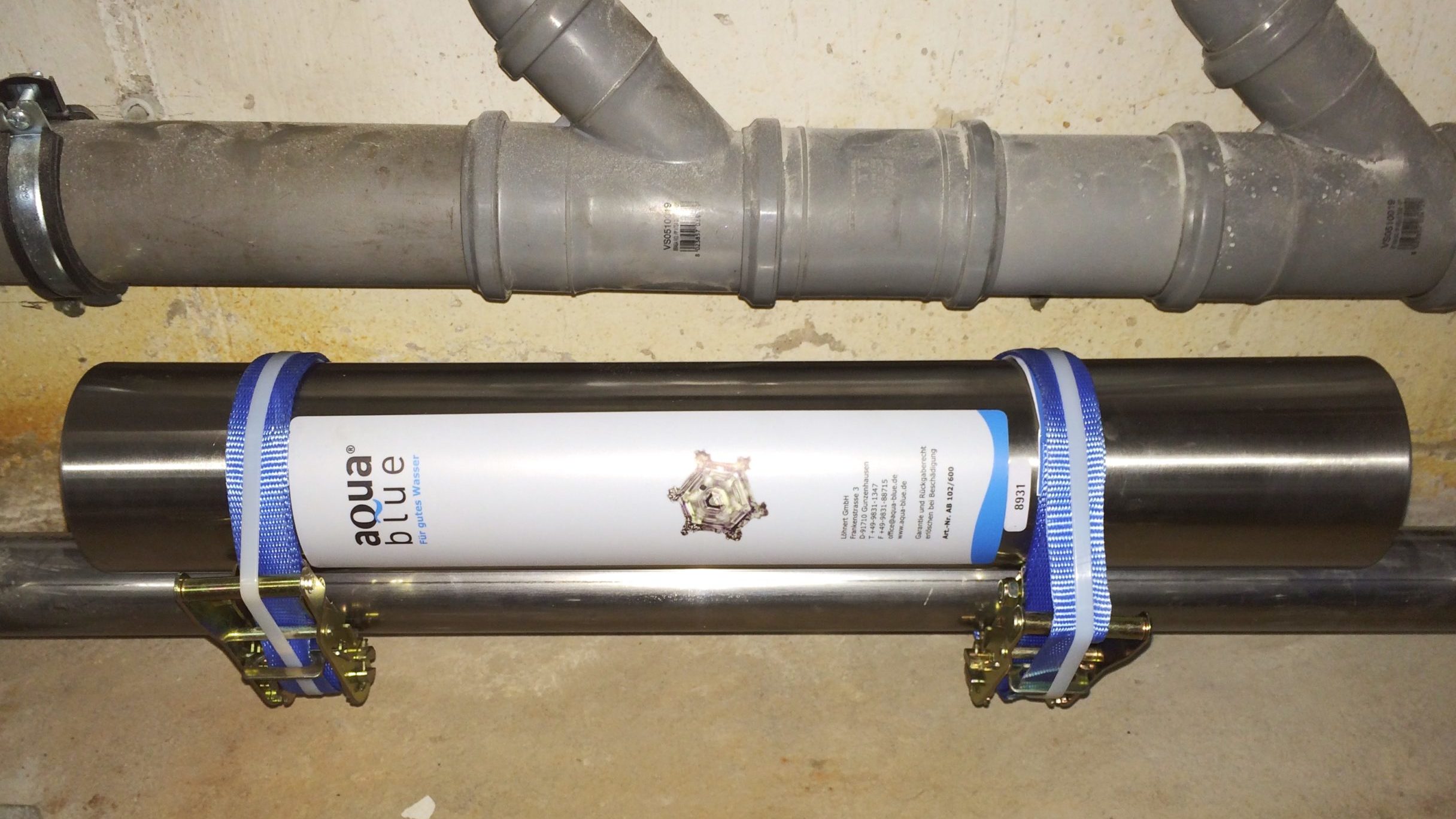 aqua blue AB 102/600 mit Spanngurten an 2 Zoll Wasserleitung montiert