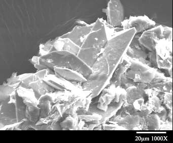 Foto eines Kalzit-Kristalles unter dem Rasterelektronenmikroskop, wo man die dichte Struktur gut erkennen kann.