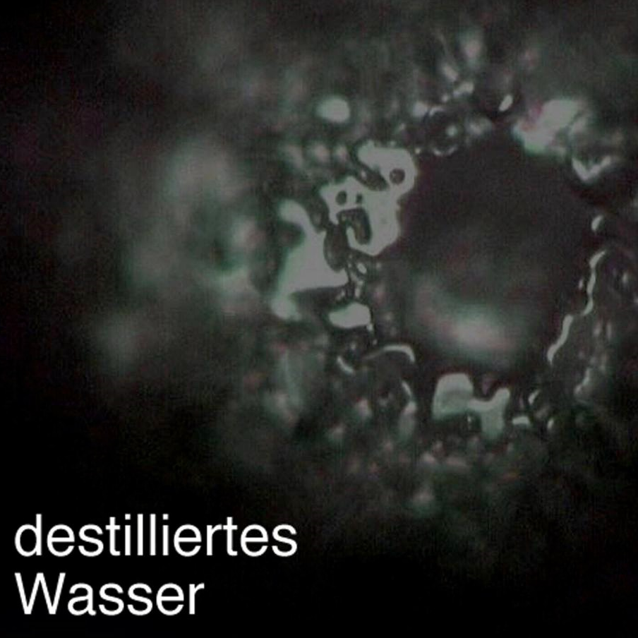 Foto eines Eiskristalls von destilliertem Wasser: Keine Ordnung vorhanden, keine Eiskristallstruktur erkennbar.