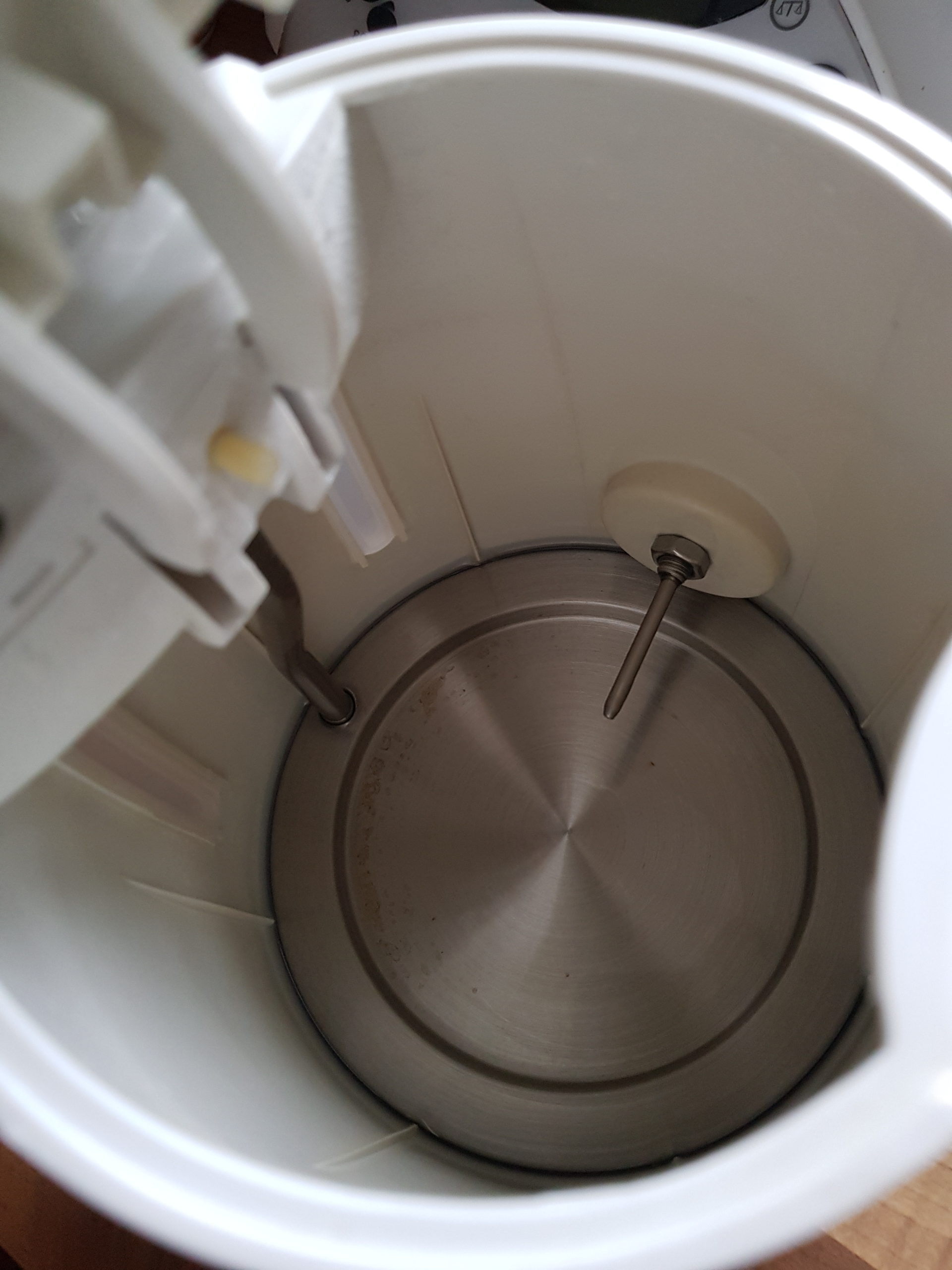 Foto der Innenseite eines Wasserkochers ohne Kalkablagerungen
