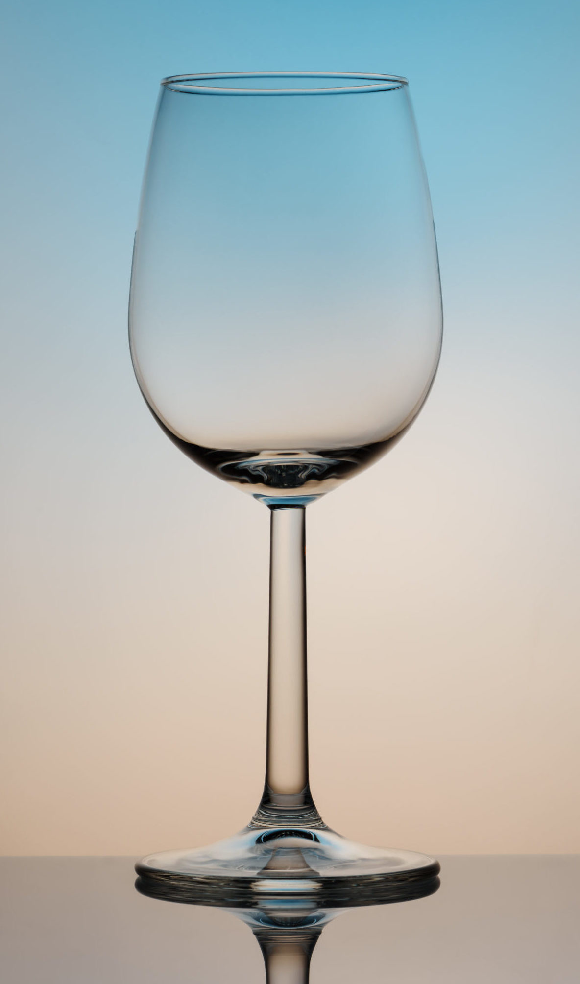 Foto eines sauberen, glänzenden Weinglases vor farbigem Hintergrund