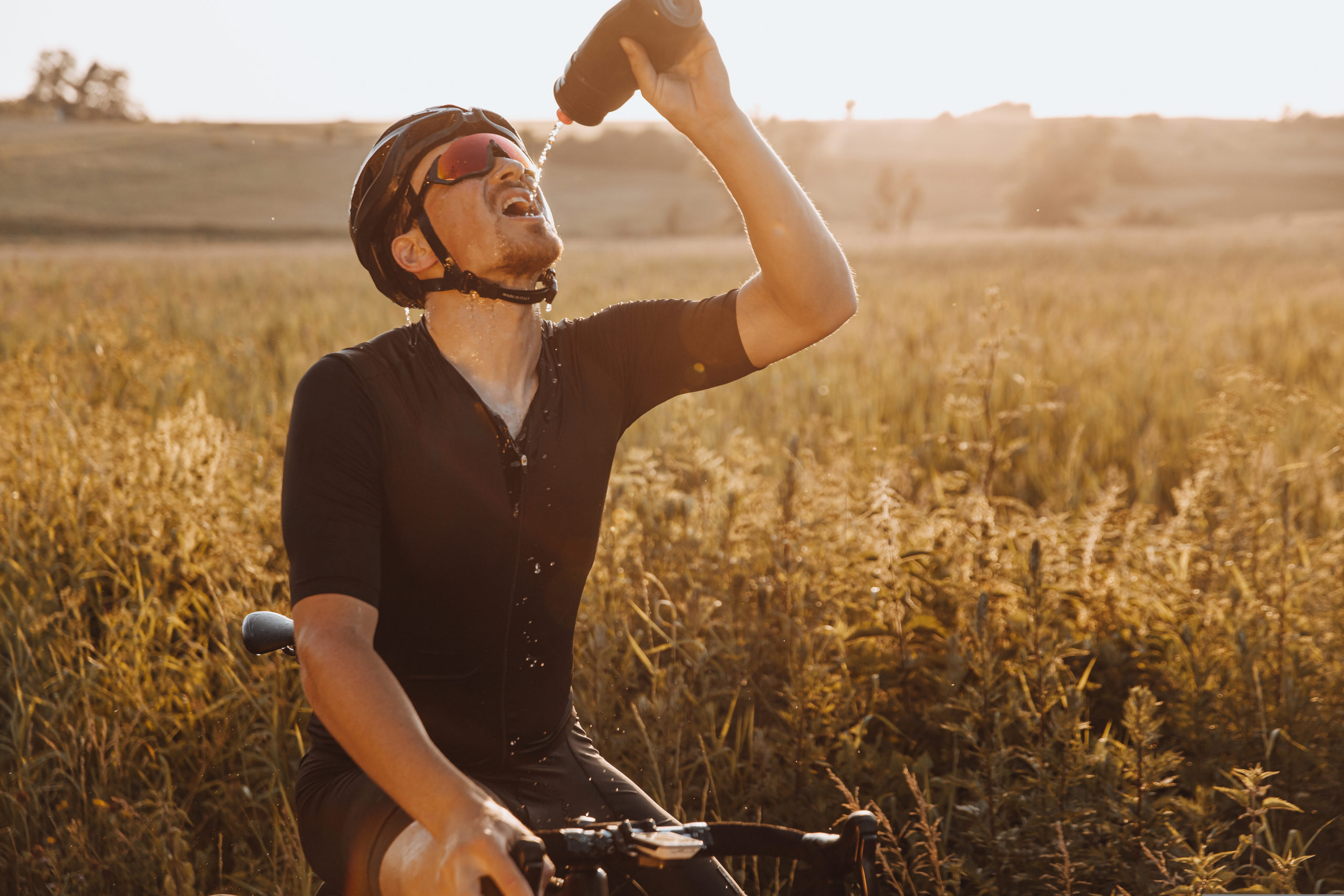 Bearded cyclist in sportswear drinking water from bottle Fahrradfahrer trinkt Wasser