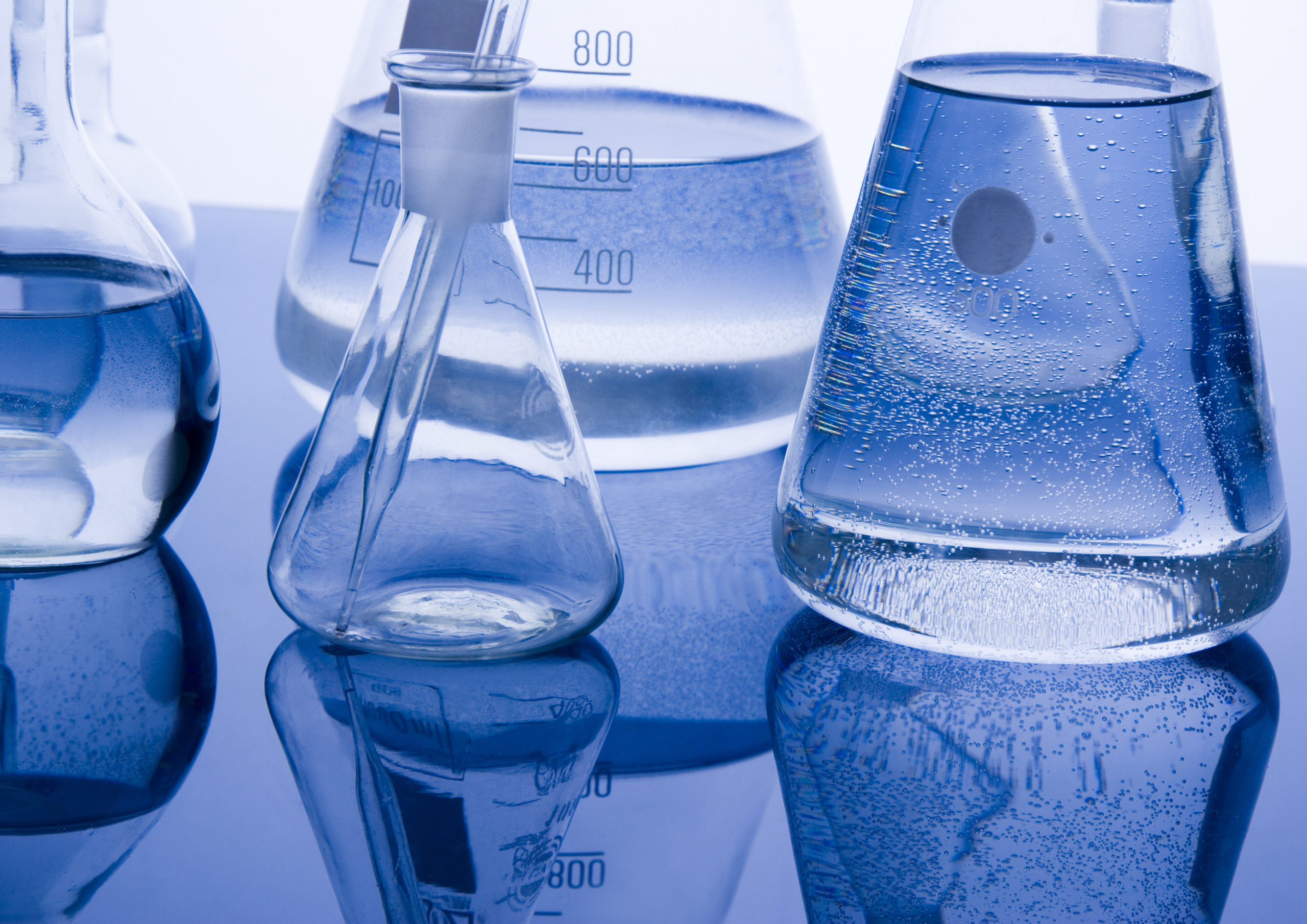Foto von Laborgefäßen mit Wasser in blauem Ton