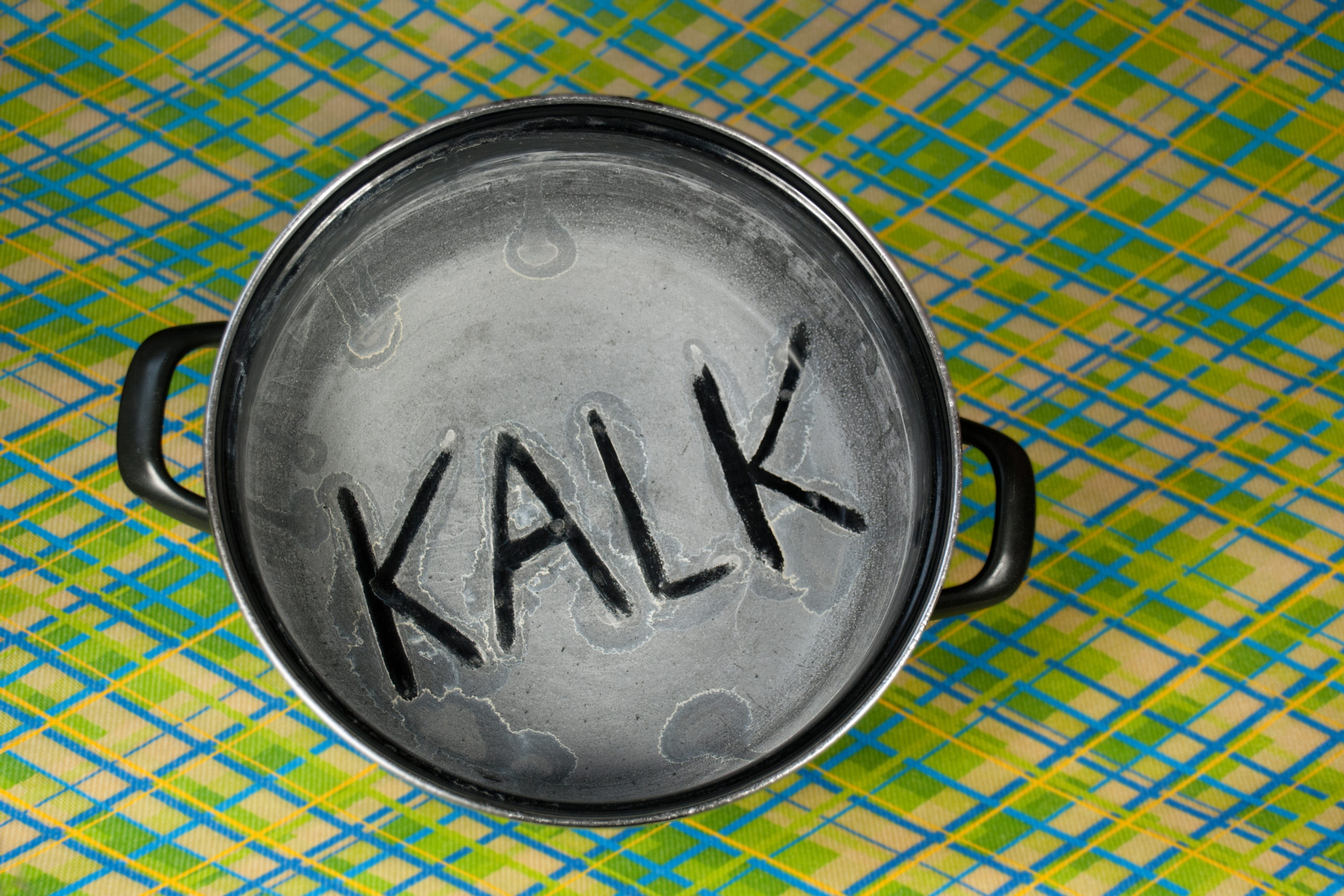 Kochtopf, in dem in den Kalk das Wort Kalk geschrieben wurde