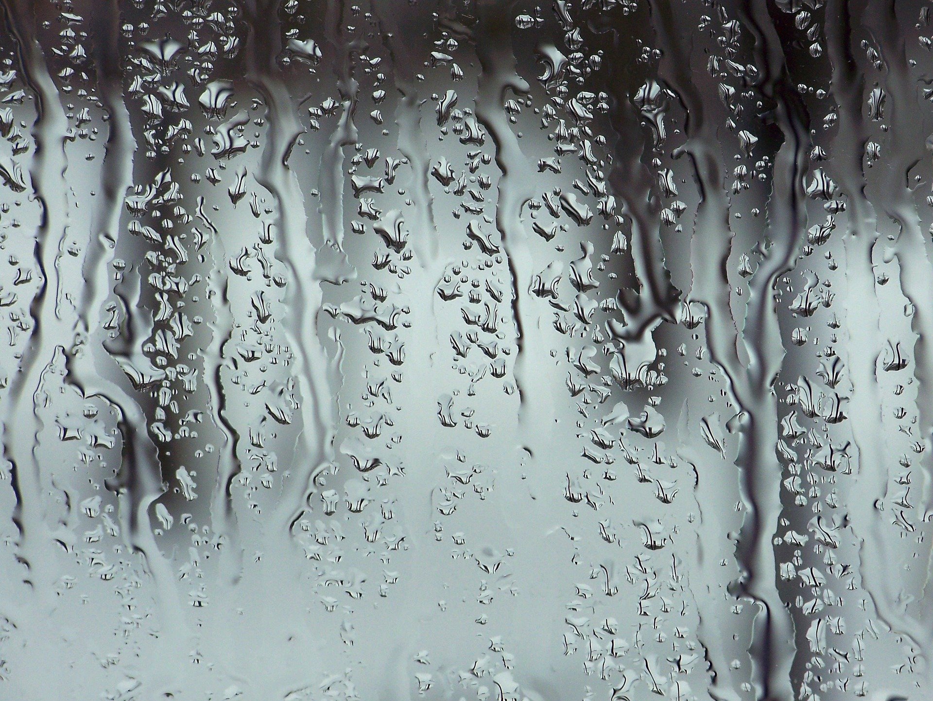 Wassertropfen auf einer Duschwand