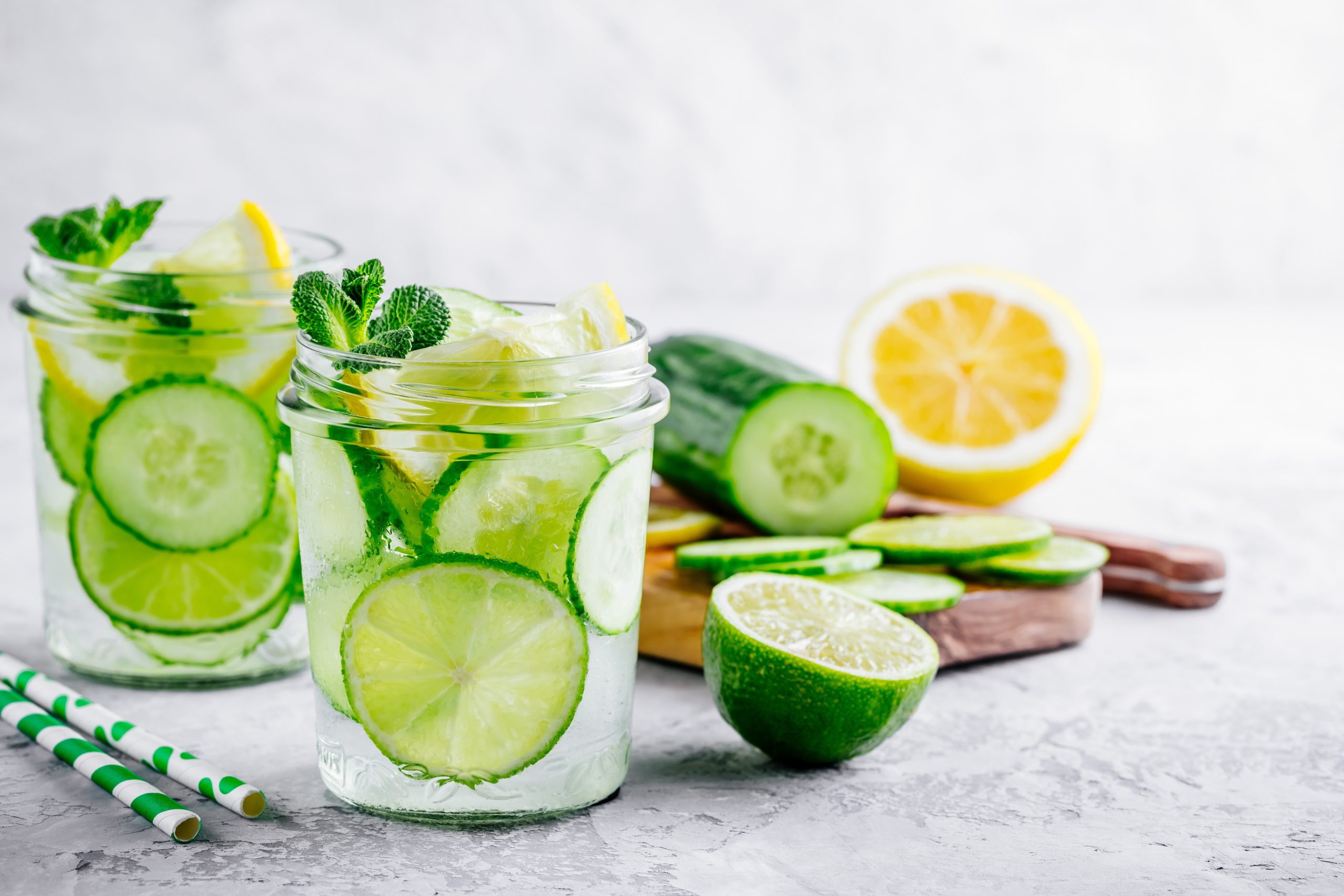 Detox Wasser mit Gurke und Zitrone