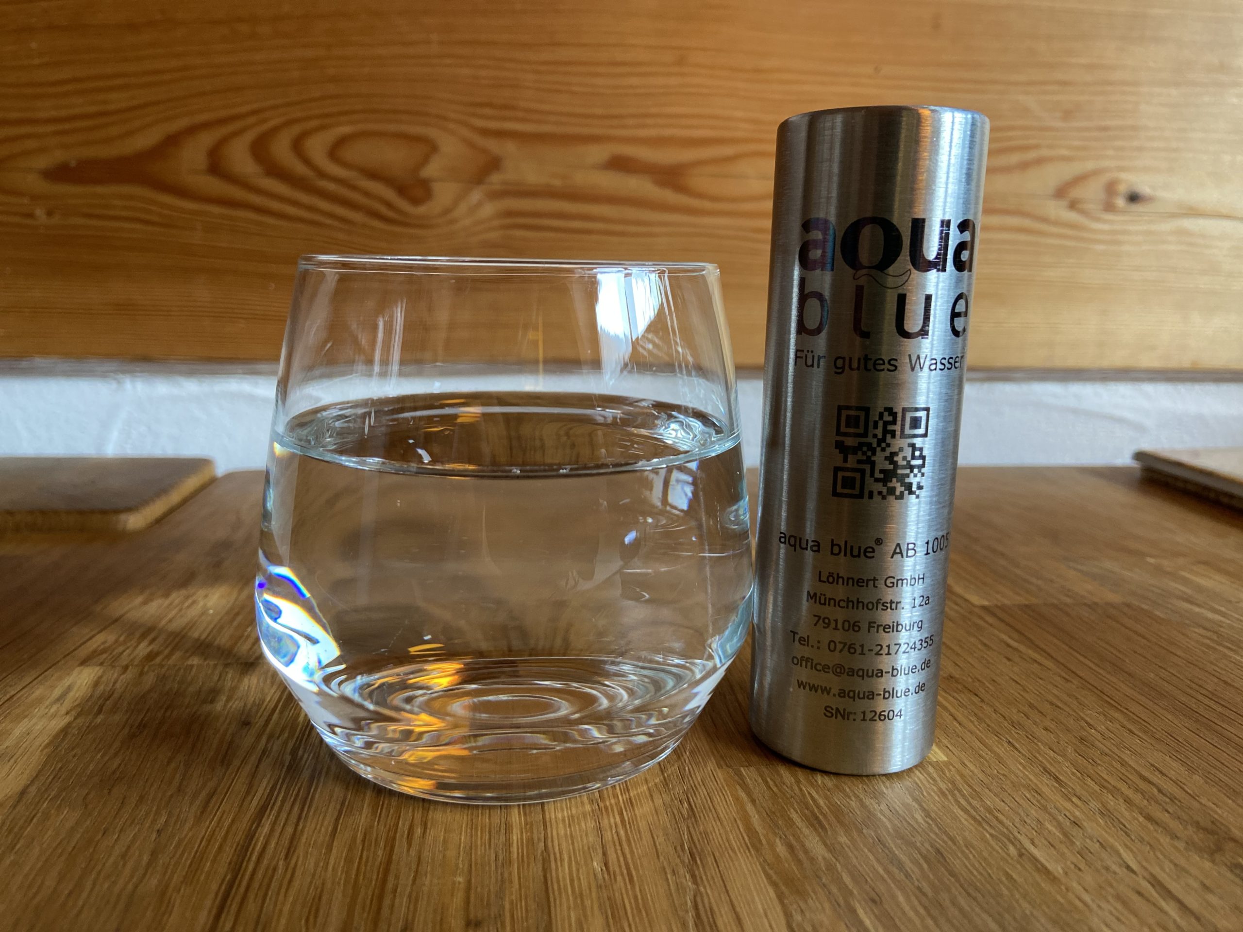 AB 1005 mobil für unterwegs AB 1005 steht neben einem Wasserglas