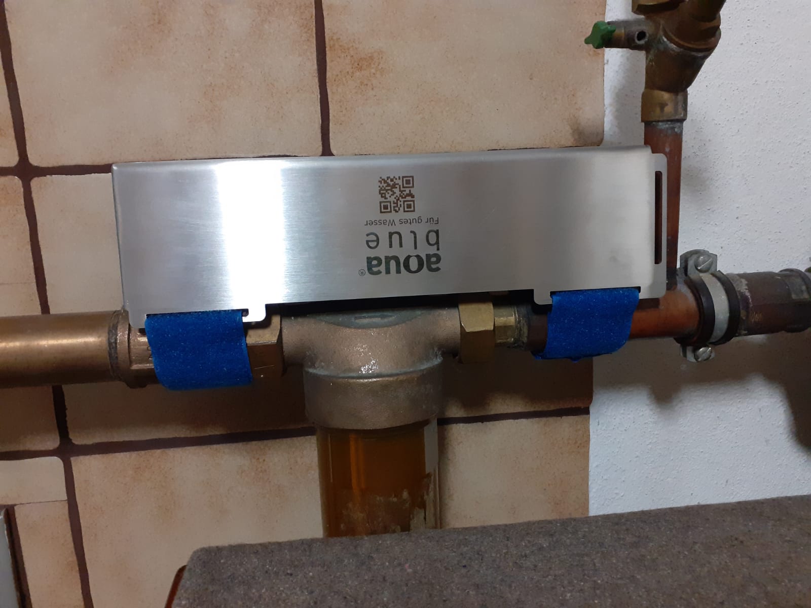 Montage von aqua lbue Das aqua blue Gerät ist auf dem Rohr montiert