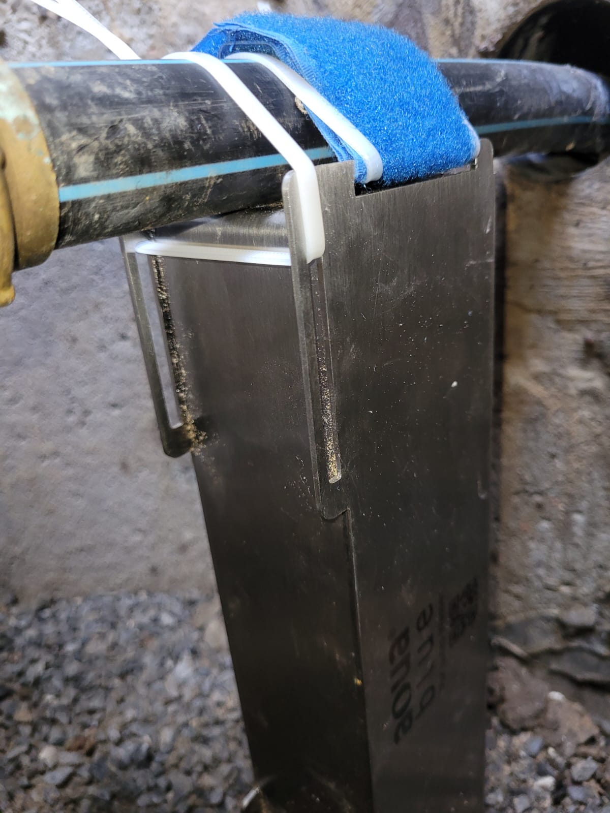senkrechte Montierung des aqua blue Geräts senkrechte Montage des aqua blue Geräts an die Hauptwasserleitung im Keller
